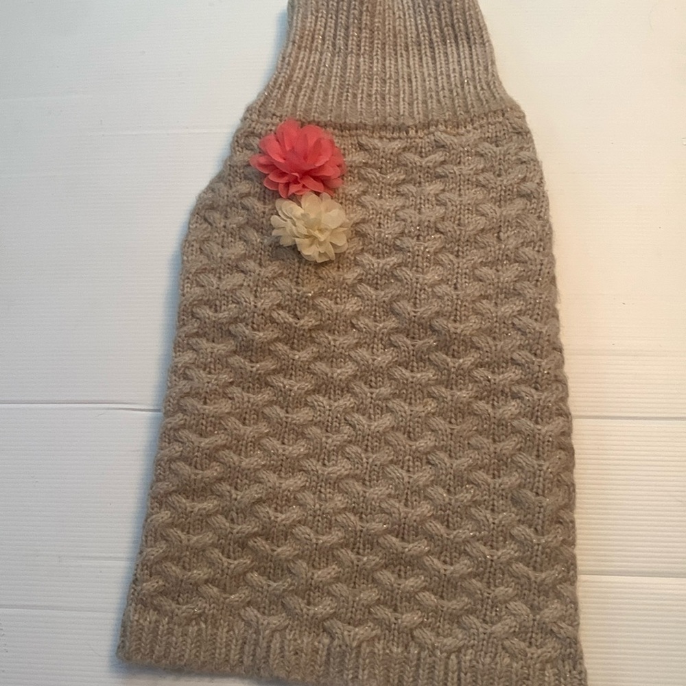 Dog sweater beige with two flowers,size large